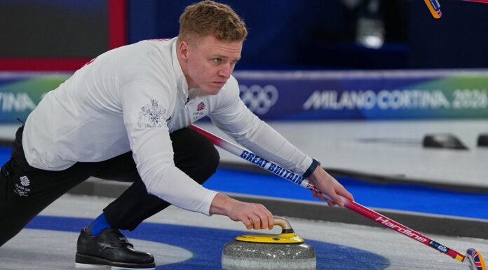 Britânicos se juntam a canadenses em polêmica olímpica de curling Britânicos se juntam a canadenses em polêmica olímpica de curling